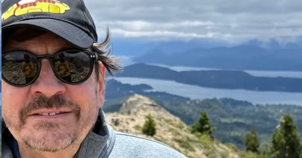 En la imagen que compartió se lo ve feliz en uno de los cerros aledaños a Villa Los Coihues.