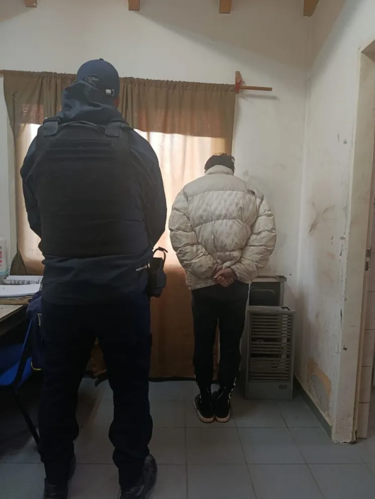 Efectivos de la Subcomisaría 80 recorrieron el lugar e identificaron al atacante.