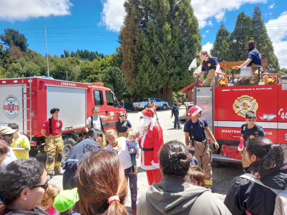 La presencia de Papá Noel en el playón de la entrada al cerro Otto dejó postales de alegría y emoción.