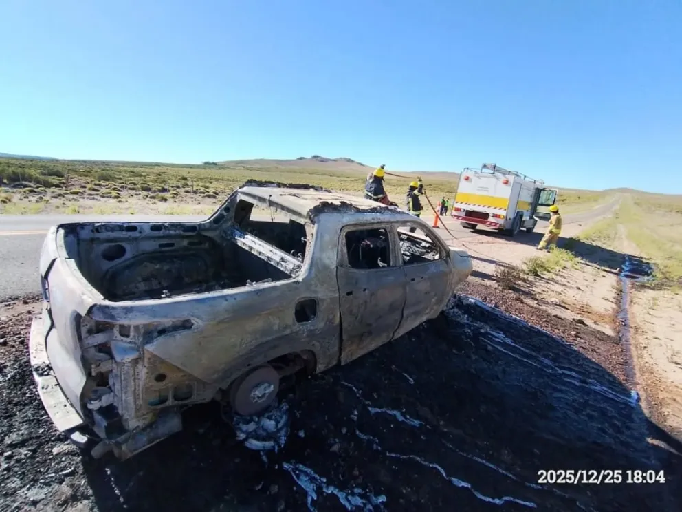 Pérdidas totales en el rodado incendiado en Ruta 237. Foto: Bomberos Piedra del Águila. 