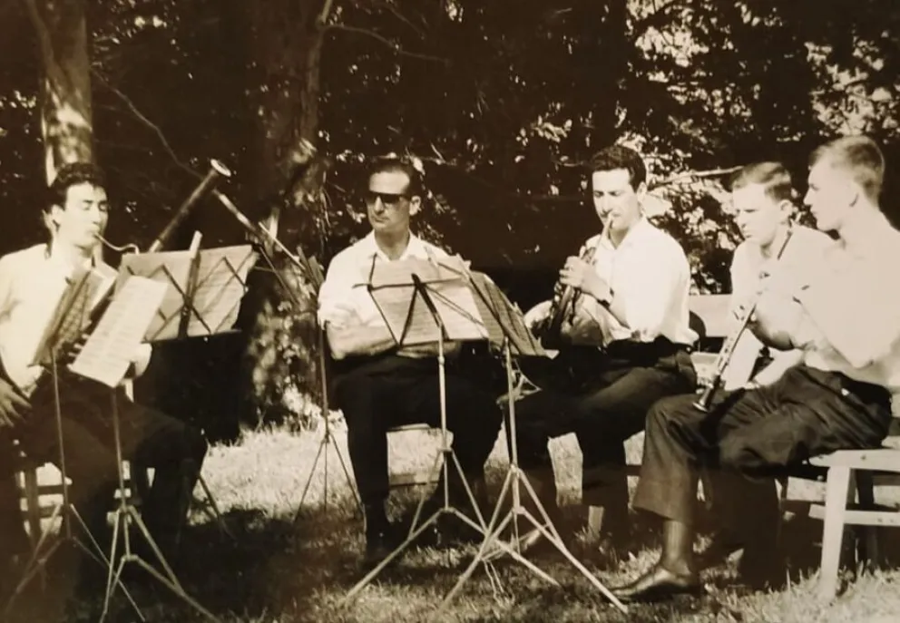 Ensayo al aire libre en los albores del Camping Musical.
