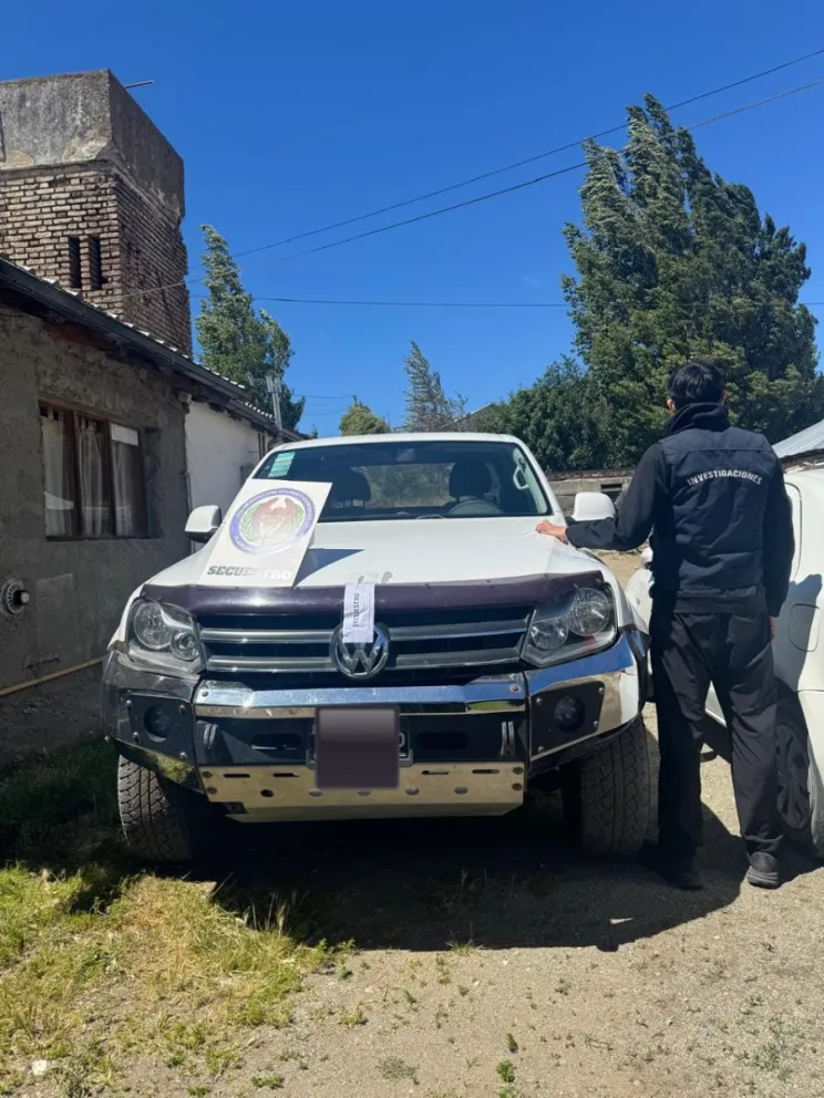 Dos diligencias se realizaron en distintos domicilios de Bariloche, donde esa unidad especial secuestró prendas de vestir