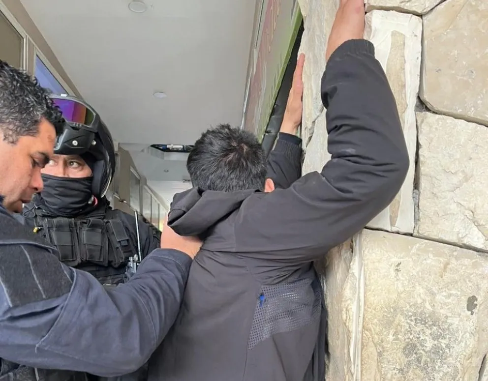 El sospechoso salió corriendo con tres pantalones y tres camperas puestas.