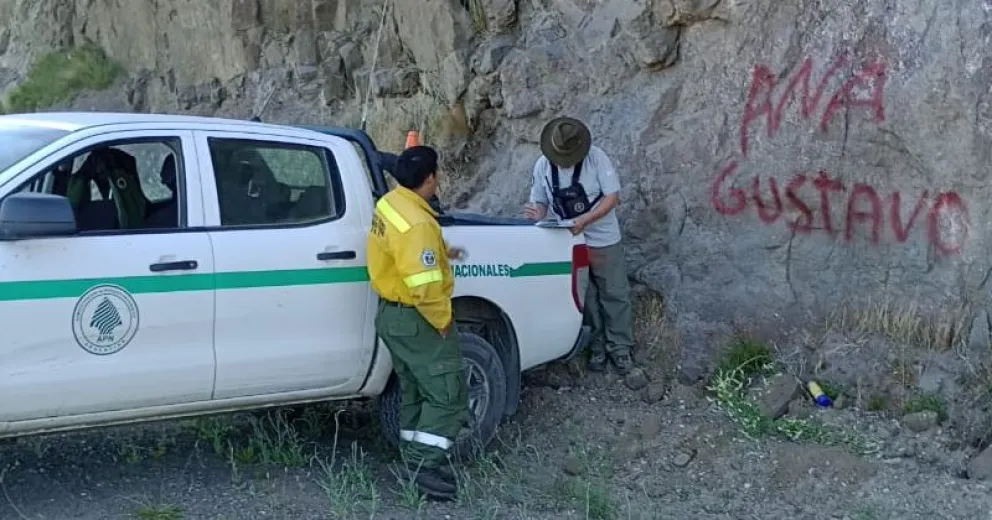 Personal de Parques realizando el acta luego de que el camionero dejara plasmado el grafiti en la roca.