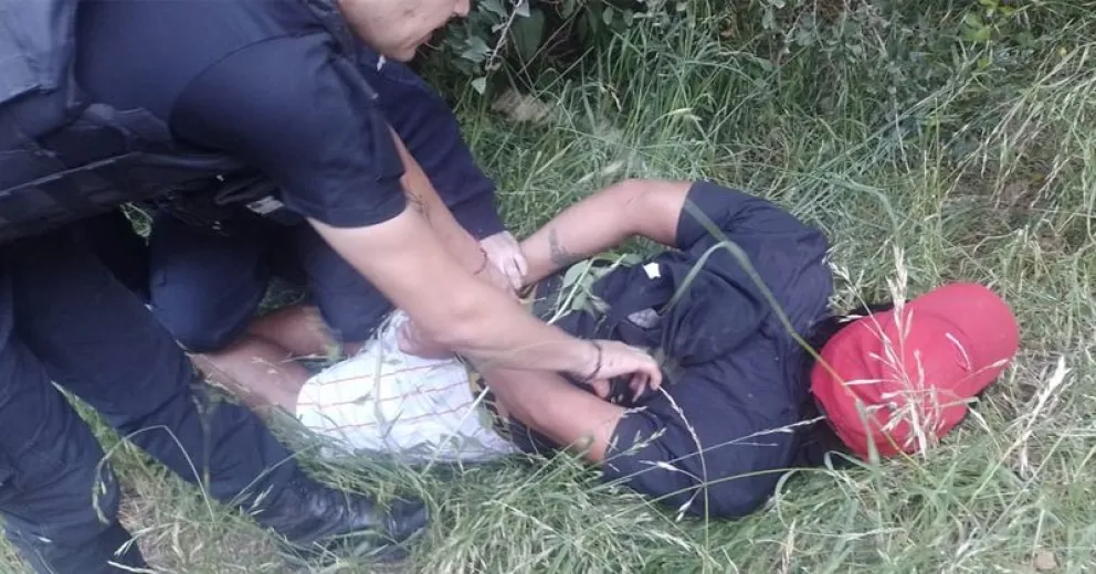Momento de la detención. Imagen gentileza Policía de Río Negro.