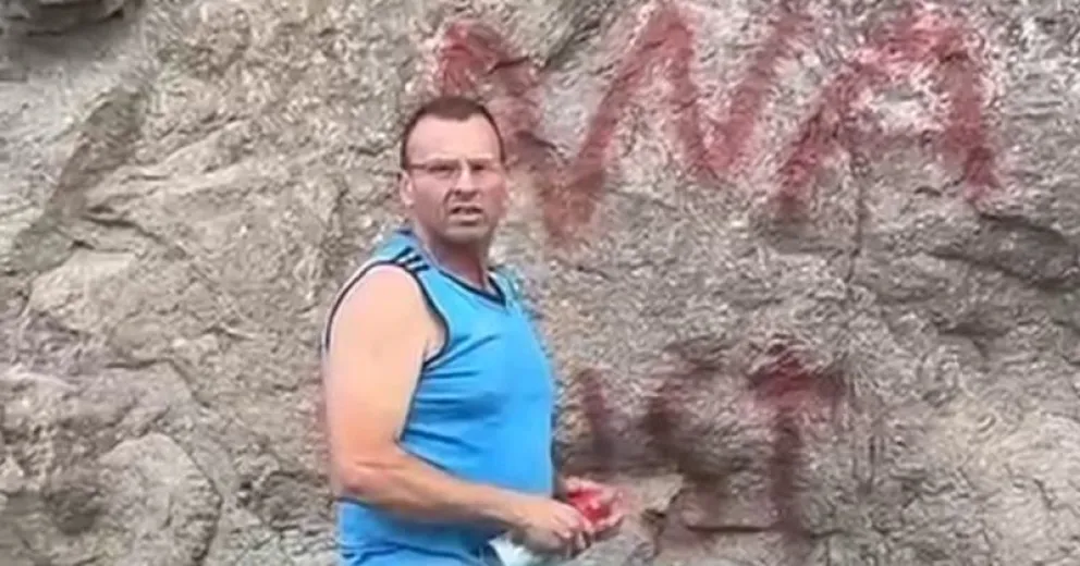 El hombre se molestó por el llamado de atención de un conductor.