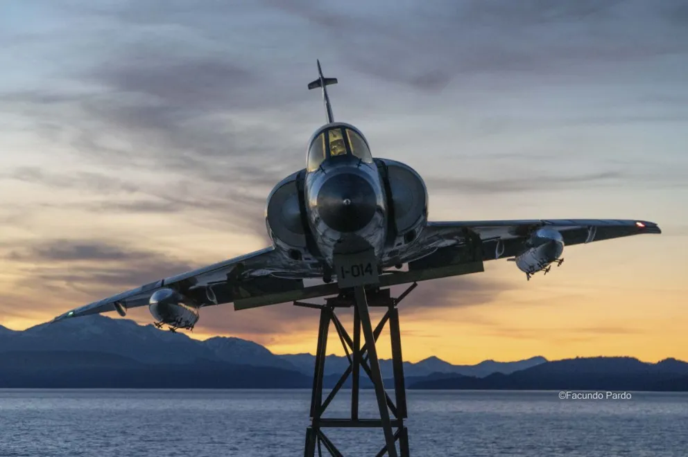 El avión Mirage con patente I-014,  llegó a la ciudad fue colocado sobre el Nahuel Huapi, fue instalado sobre una torre dispuesta en el lago, en el ámbito del Museo Malvinas, Antártida y Atlántico Sur. Foto: Facu Pardo