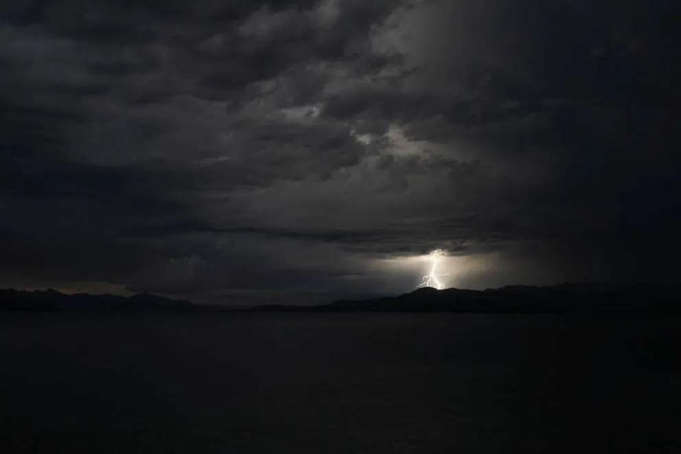 Los truenos y la lluvia invadieron la ciudad el 08 de diciembre, en el marco de un fenómeno climático alrededor de las 18, amenazando el tradicional encendido del arbolito de navidad. Foto: Facu Pardo
