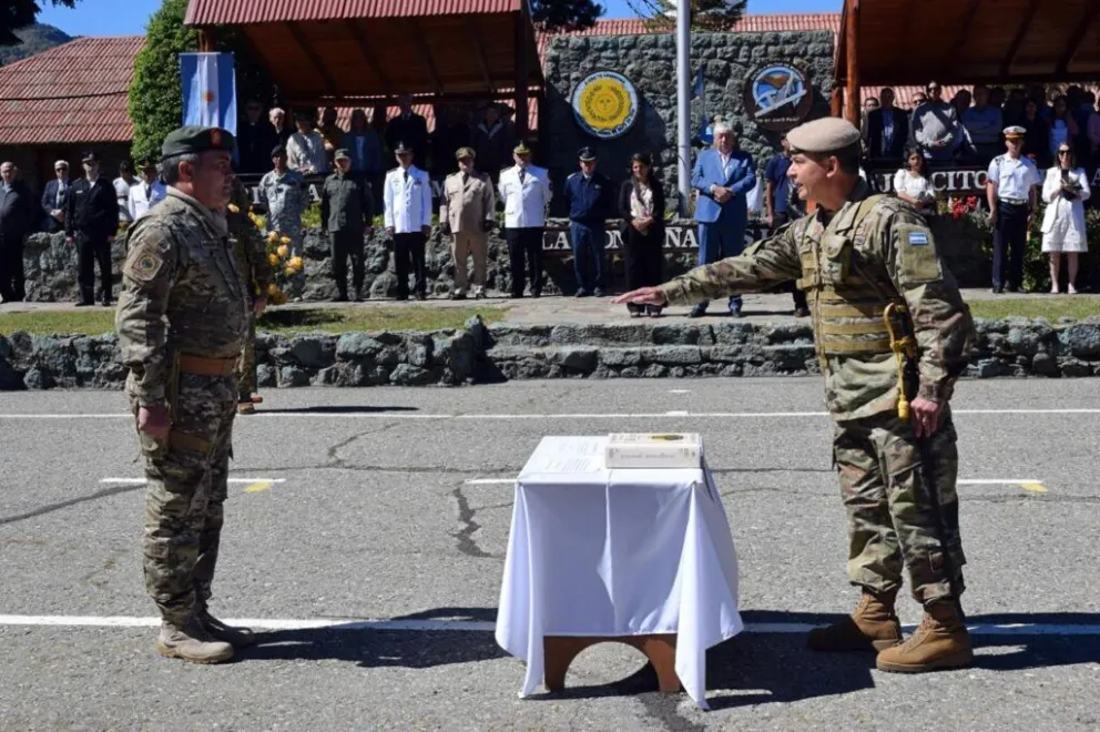 Durante la ceremonia se formalizó el traspaso de la dirección de la Escuela Militar de Montaña