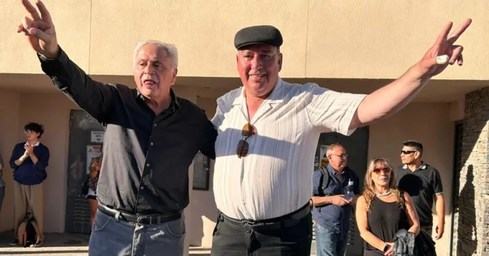 Ovidio Zúñiga festeja junto al ganador Nelson Rasini.