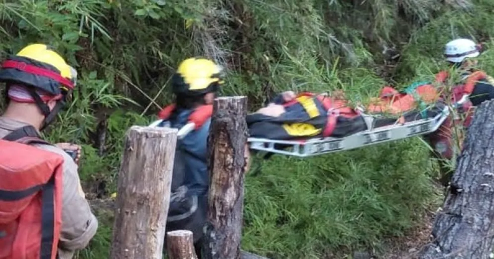 Un momento del traslado de la persona accidentada. Fotos gentileza rescatistas ICE Sur.