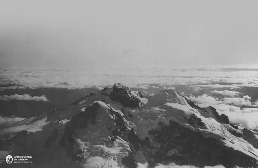 La "montaña insignia" vista desde el aire (sin fecha). Archivo General de la Nación.