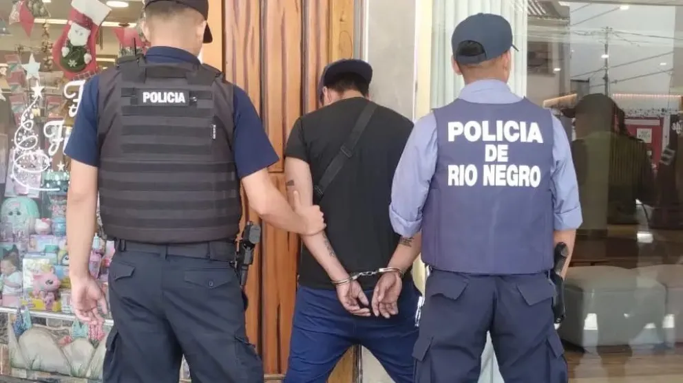 En plena emergencia ígnea, lo encontraron con pirotecnia en Bariloche. 