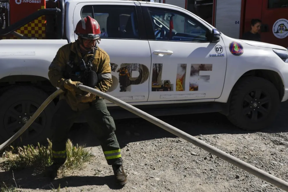 Brigadistas también participan de un operativo preventivo durante el Mundial de Motocross.