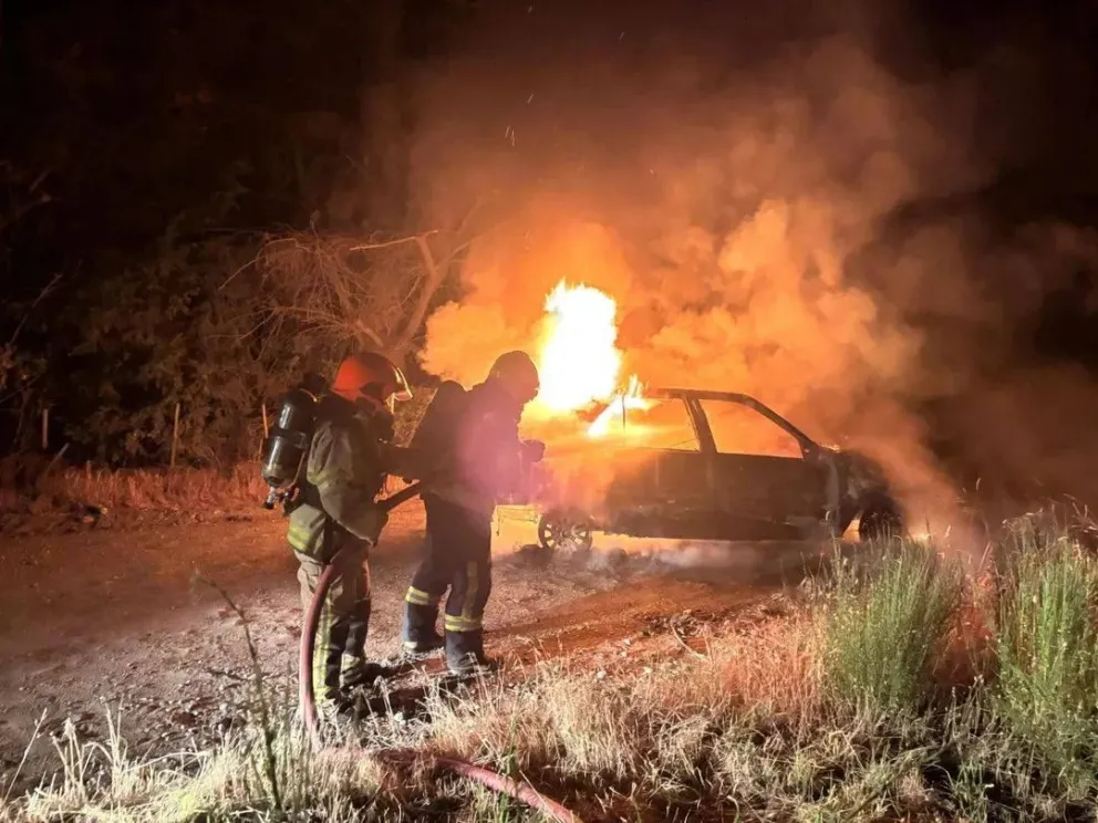 Desde Bomberos aprovecharon la ocasión para recordar la importancia de contar con un extintor portátil en los vehículos / Foto Noticias del Bolsón 