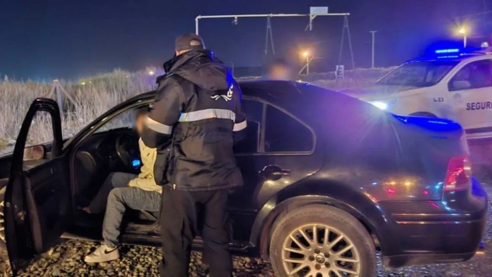 El joven permaneció dentro del automóvil y se negó reiteradamente a colaborar, entorpeciendo el procedimiento / Foto Diario Jornada 