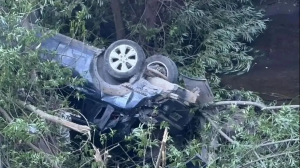 La camioneta cayó por el barranco camino a Quila Quina