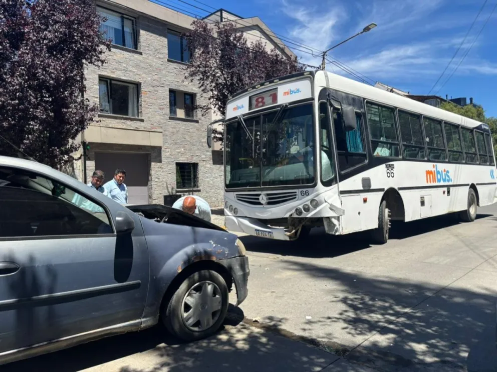 Susto por un choque entre un auto y un colectivo en calle Elflein. Fotos: Eugenia Neme
