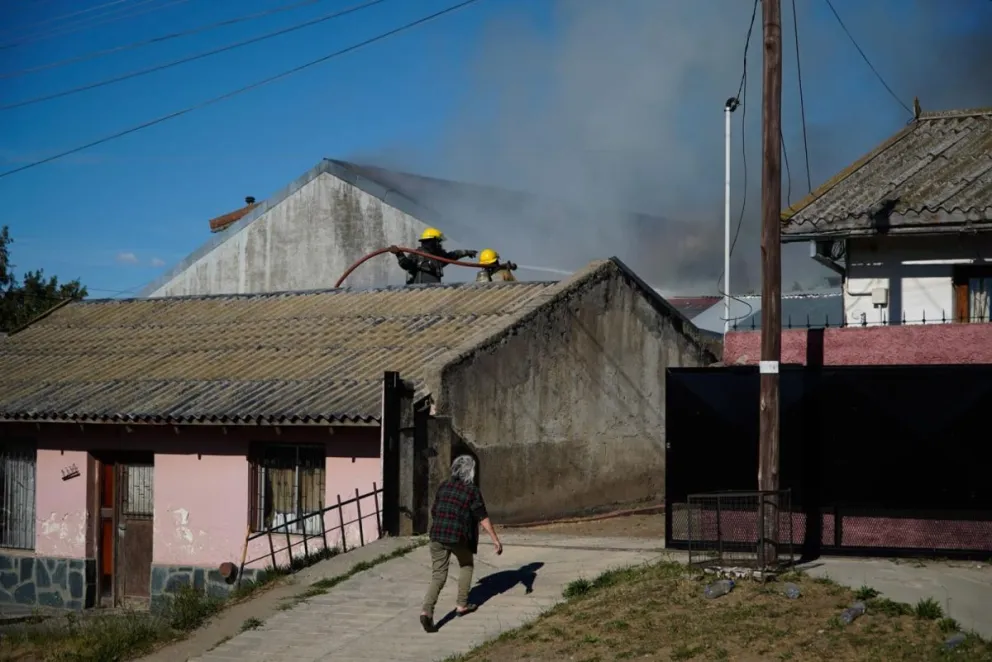 Las causas del incendio serán determinadas una vez que finalicen las tareas de extinción y enfriamiento / Fotos: Facundo Pardo 