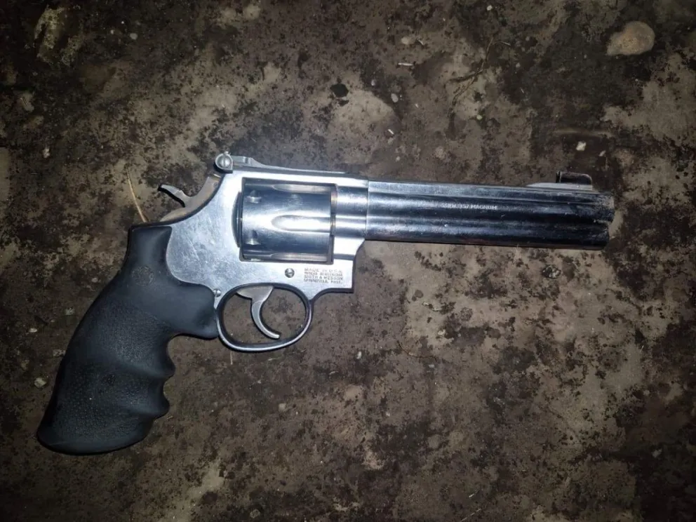  El arma de fuego- tipo revólver- que contenía dos cartuchos calibre 357 en sus cavidades