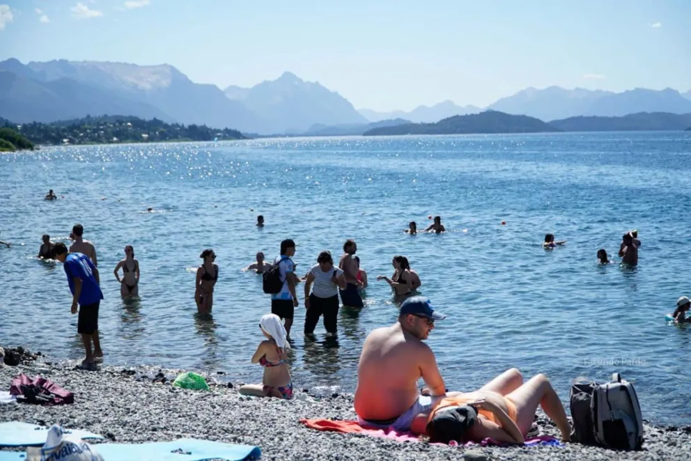 La playa del centro de Bariloche recibió a visitantes y vecinos.