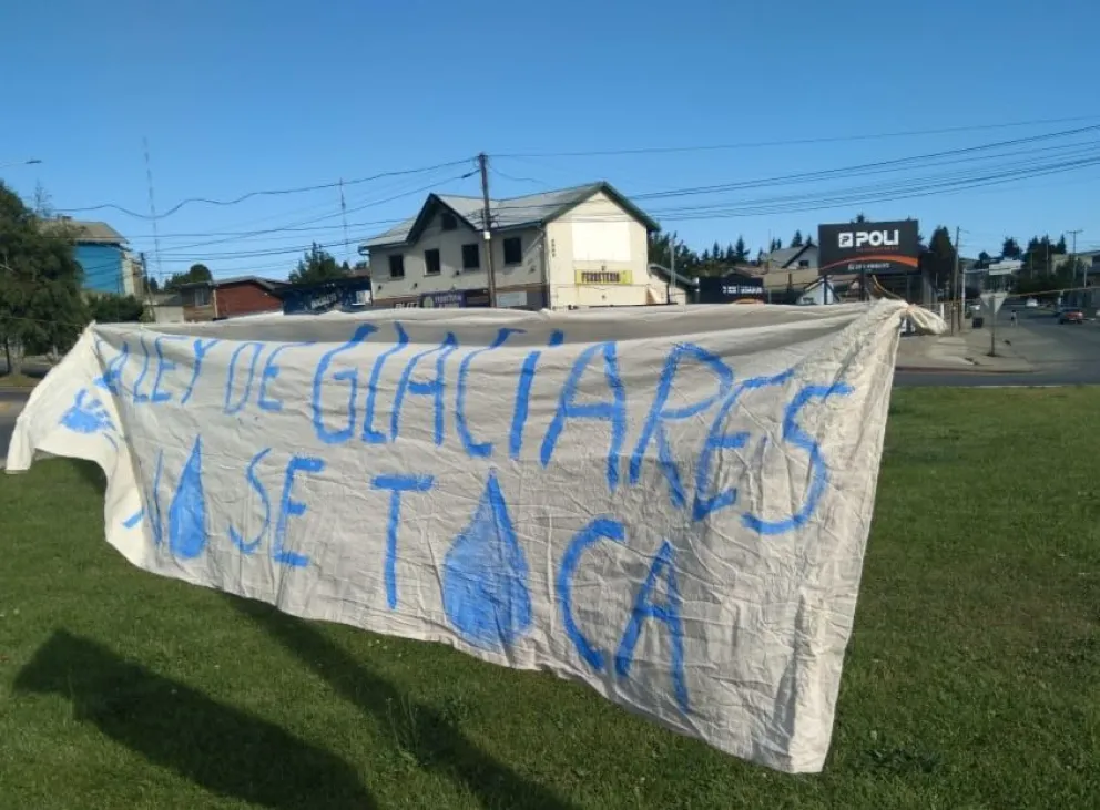 Glaciares, reforma laboral y más... Varias personas se reunieron para mostrar su descontento contra las pretensiones de Javier Milei (imágenes gentileza).