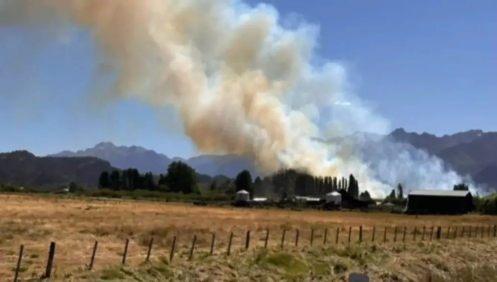 El amplio operativo se extendió hasta altas horas de la noche del domingo, el fuego se encuentra contenido. 
