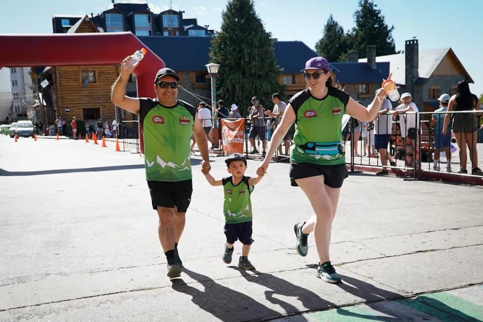 Alegría al completar el recorrido, acompañados por vecinos y visitantes. Fotos de Facundo Pardo.