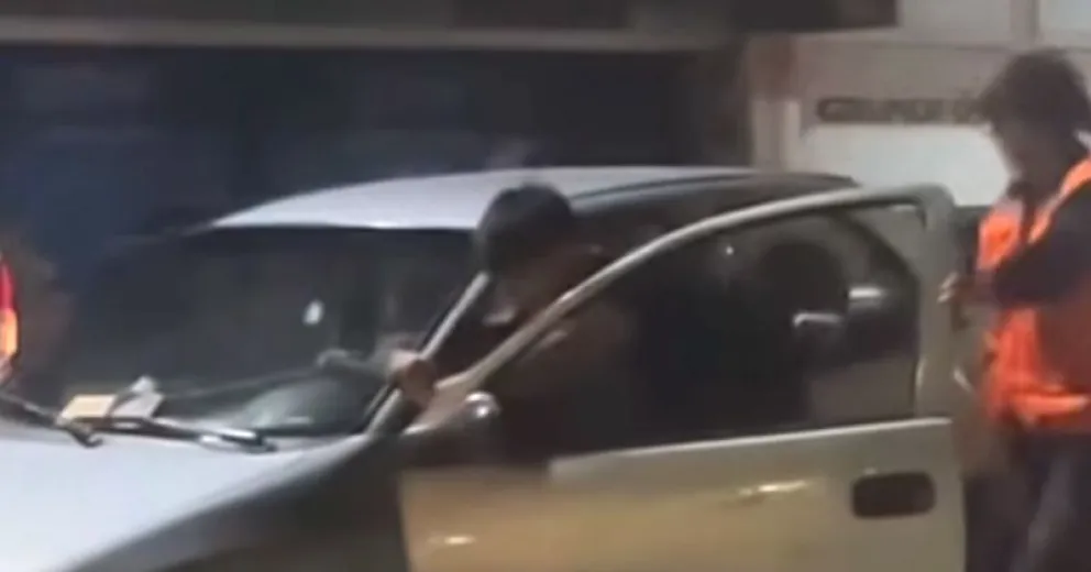 El joven fue ayudado por otro conductor y se dio a la fuga.