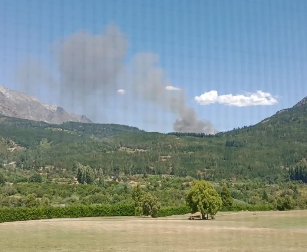 El fuego, nuevamente alarma a la Comarca Andina, esta vez en Puerto Patriada. 