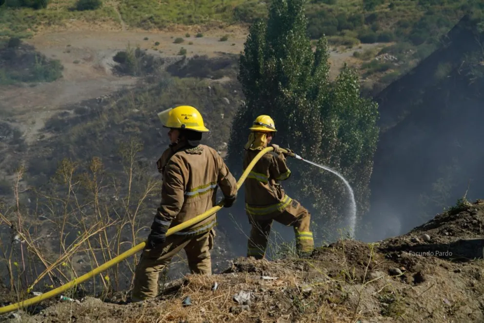 Las autoridades solicitaron a la comunidad extremar los cuidados y dar aviso inmediato ante cualquier columna de humo o situación de riesgo / Foto Facu Pardo 