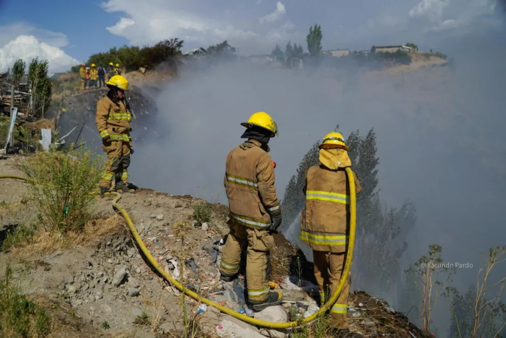 Desde el SPLIF recordaron que ante la detección de cualquier columna de humo o indicio de incendio se debe dar aviso inmediato al 103 / Foto Euge Neme 