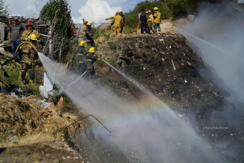 El incendio en la cantera Eva Perón, en fase de liquidación. Foto: Facundo Pardo