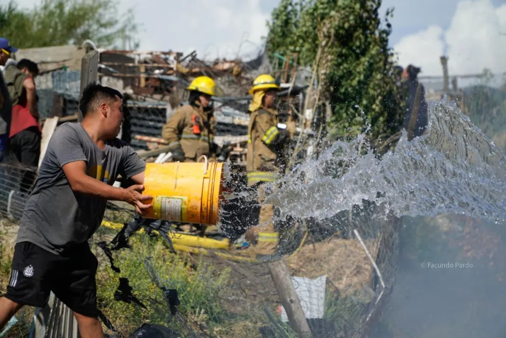 El incendio en la cantera. Fotos de Facundo Pardo.