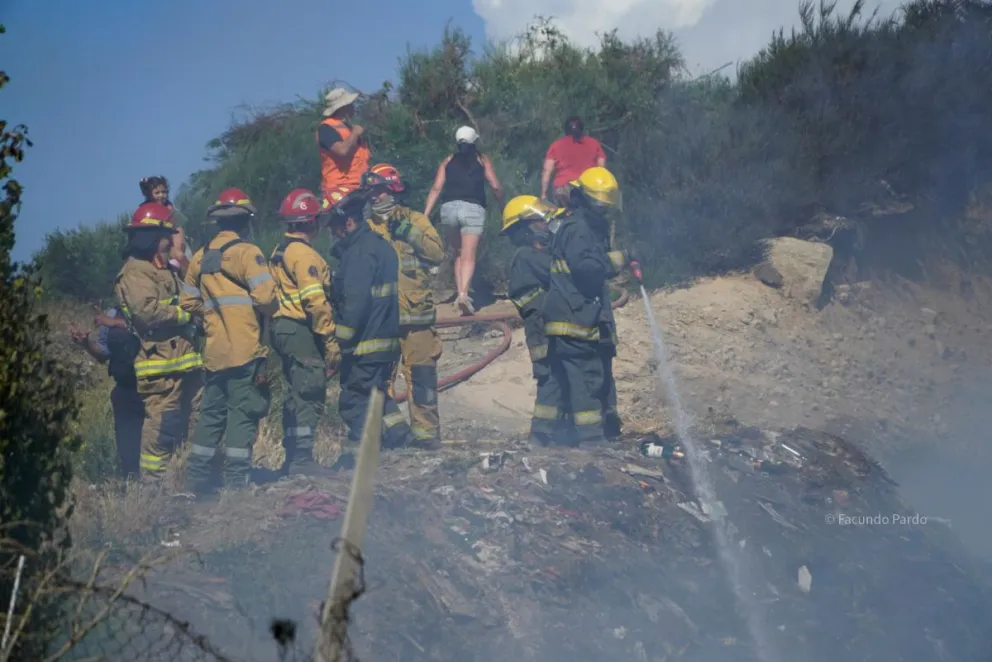 Se remarcó que las condiciones actuales —altas temperaturas, sequedad y viento— favorecen la propagación extremadamente rápida del fuego. Foto de Facundo Pardo.