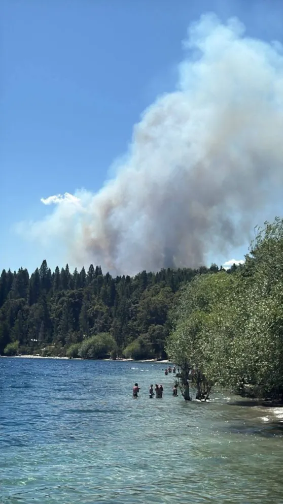 El fuego avanza rápidamente a causa del viento.