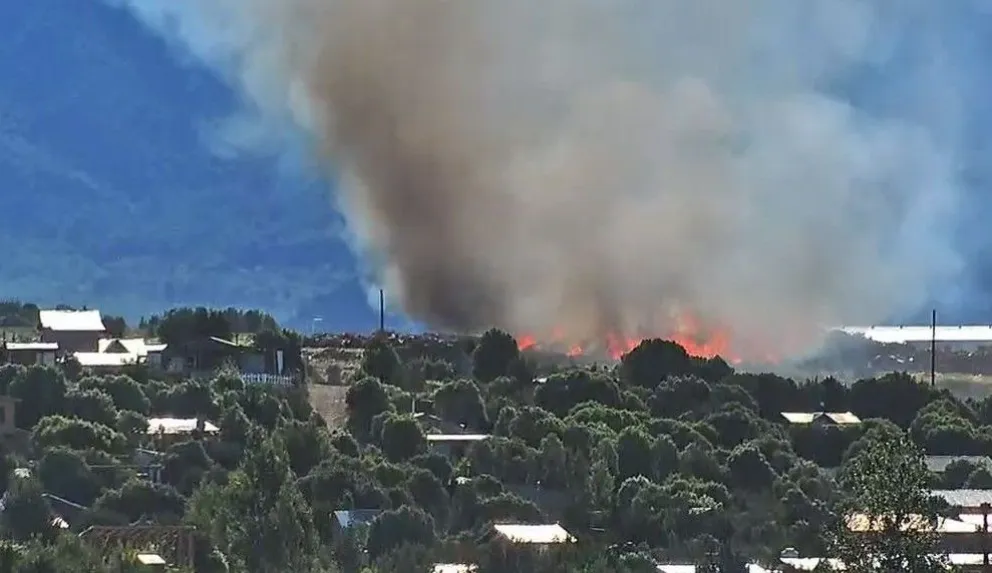 En horas de la tarde, en plena emergencia ígnea, volvió a arder el vertedero. 