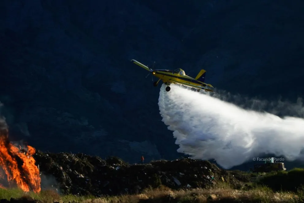 El operativo se mantiene en desarrollo y las autoridades continúan monitoreando la evolución del incendio / Fotos Facu Pardo 