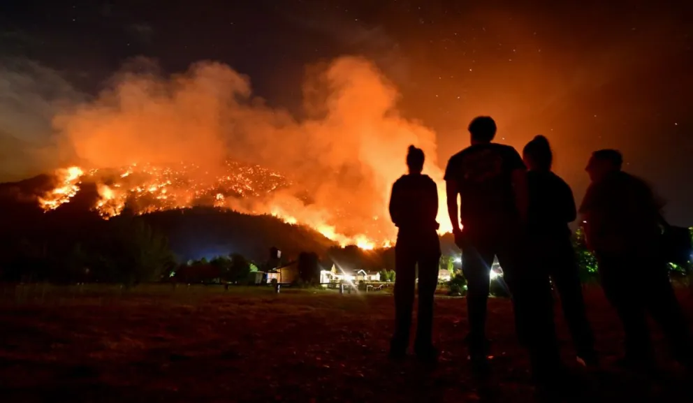 Impactante imagen del fotógrafo Maxi Jonas durante la noche de este martes.