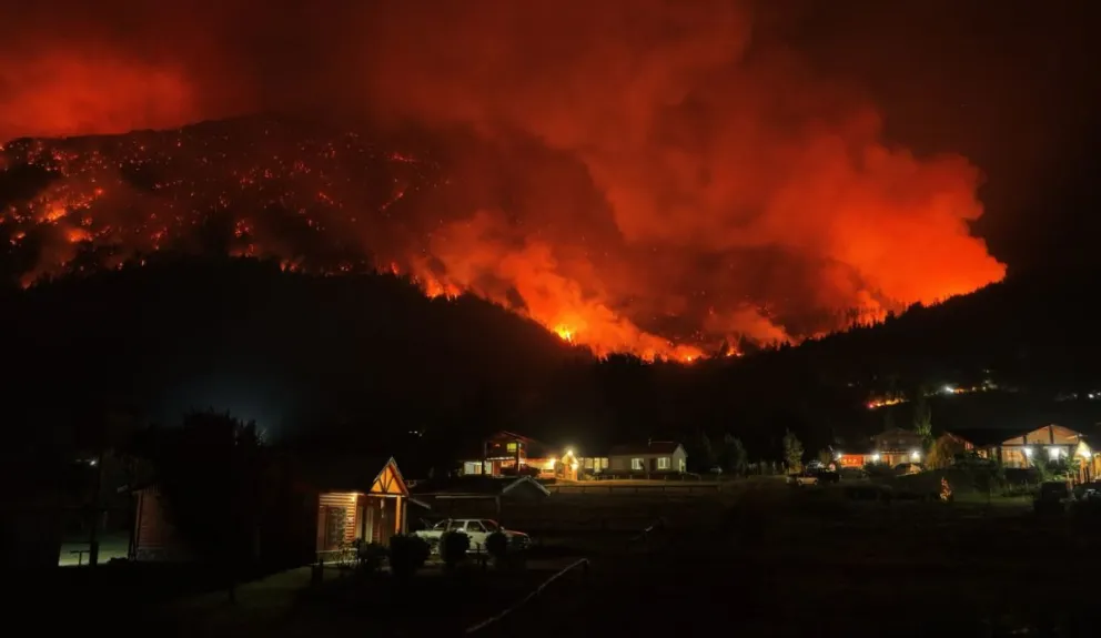 Se siguen consumiendo los bosques y ya se perdieron más de 10 viviendas. Foto de Maxi Jonas.