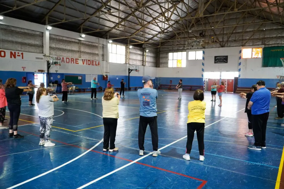 Gran convocatoria en la colonia de adultos mayores del Municipal 1. Foto Facundo Pardo.
