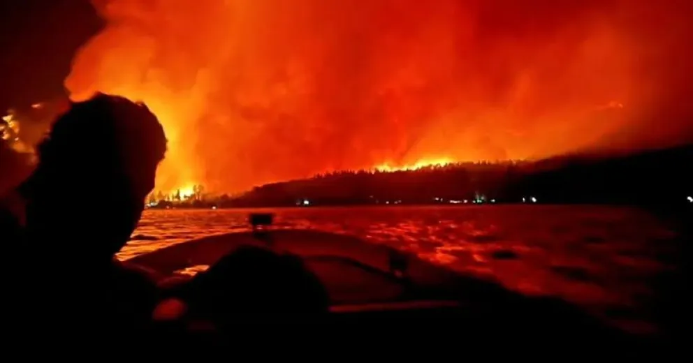 La imagen tomada por otra persona desde las aguas del lago Epuyén. 