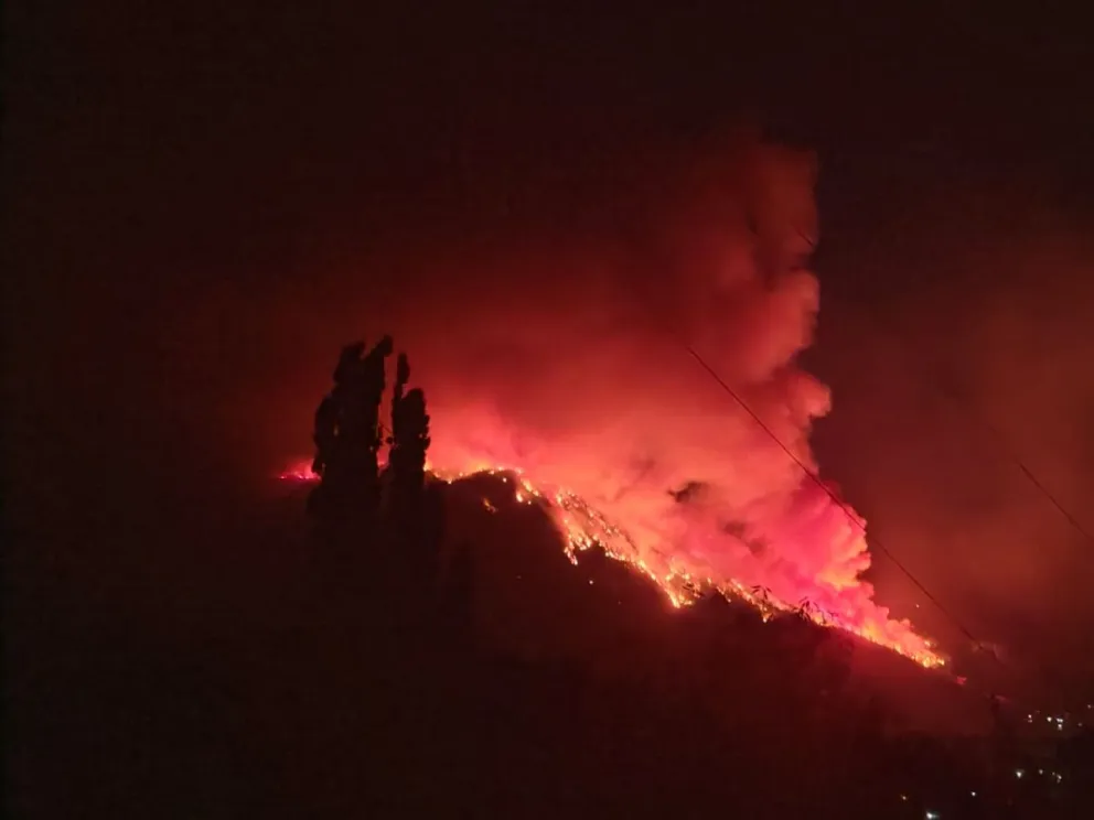 El fuego avanza durante la noche,  luego de la "explosión" del jueves por la tarde.