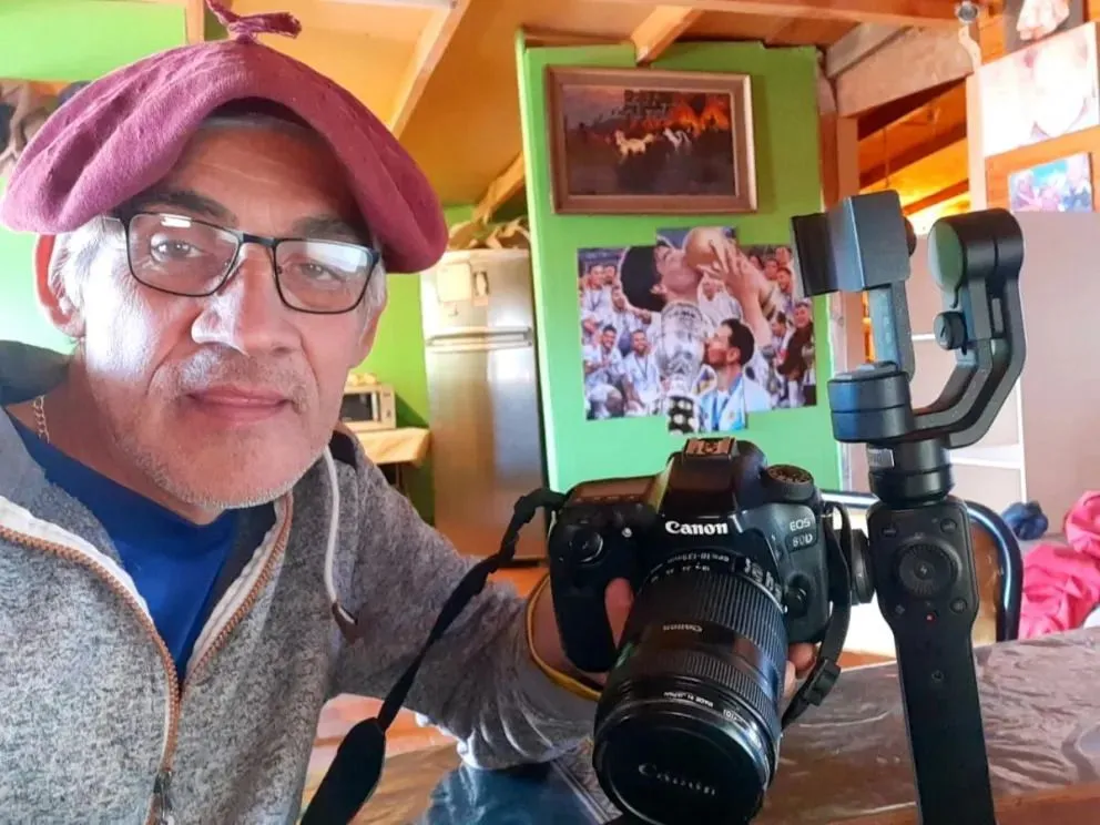 Autofoto de Fabio. Se la tomó en 2021, con motivo de una nota sobre él publicada por el Día del Fotógrafo.