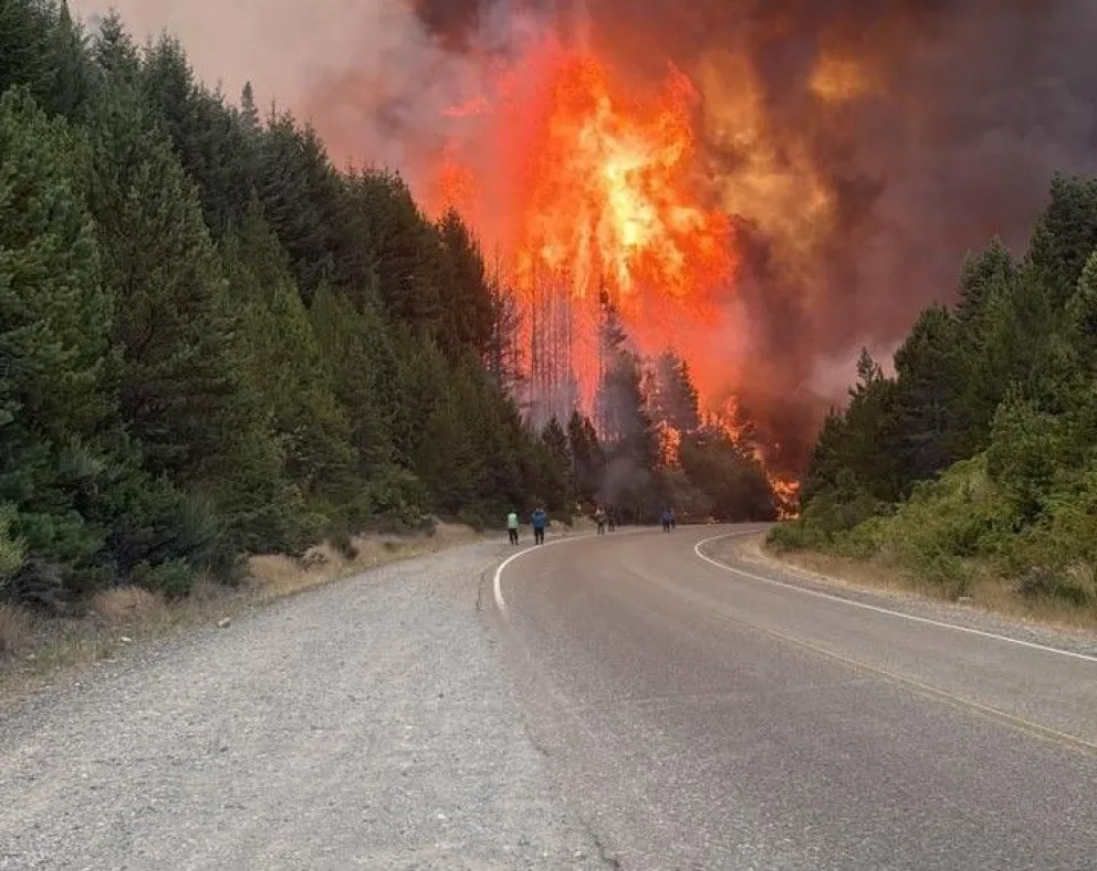 El incendio continúa activo y se recomienda a vecinos, transportistas y turistas extremar las precauciones y considerar rutas alternativas / Foto Noticias del Bolsón