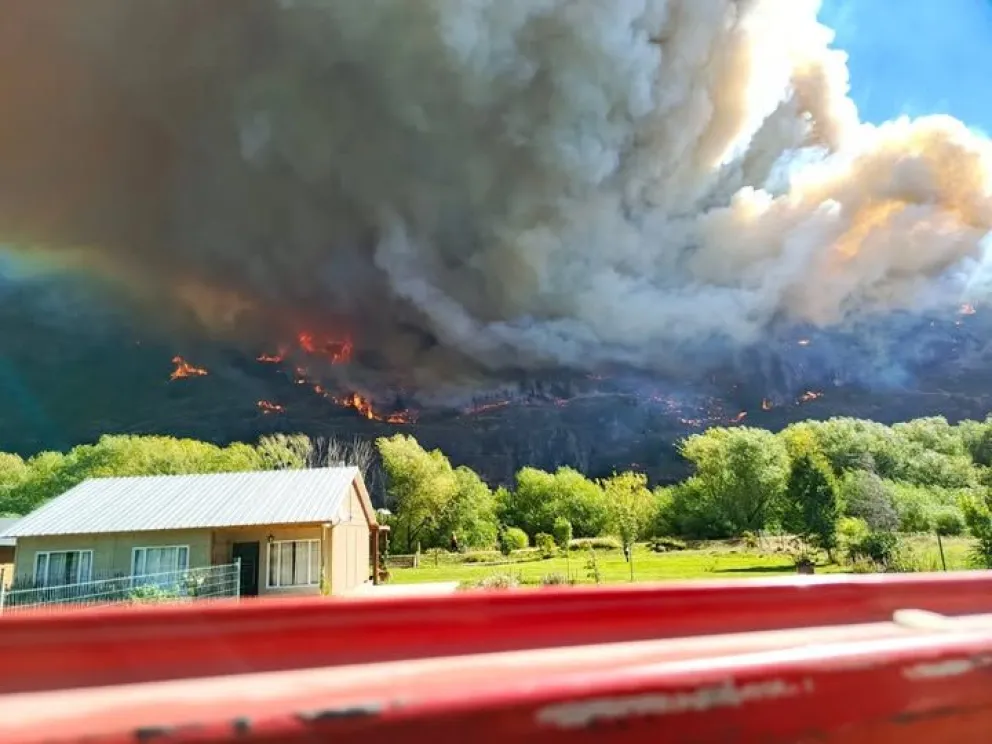 A través de sus redes, explicaron los detalles de una jornada compleja. Foto: Facebook Bomberos Voluntarios del El Hoyo 