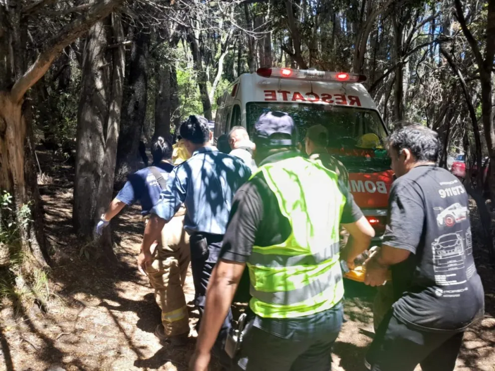 El momento en el que rescatan a una de las mujeres. 