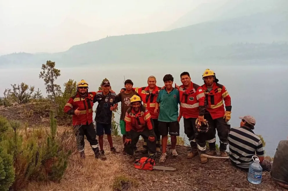 Tres jóvenes pobladores colaboraron con brigadistas en los incendios de Chubut.