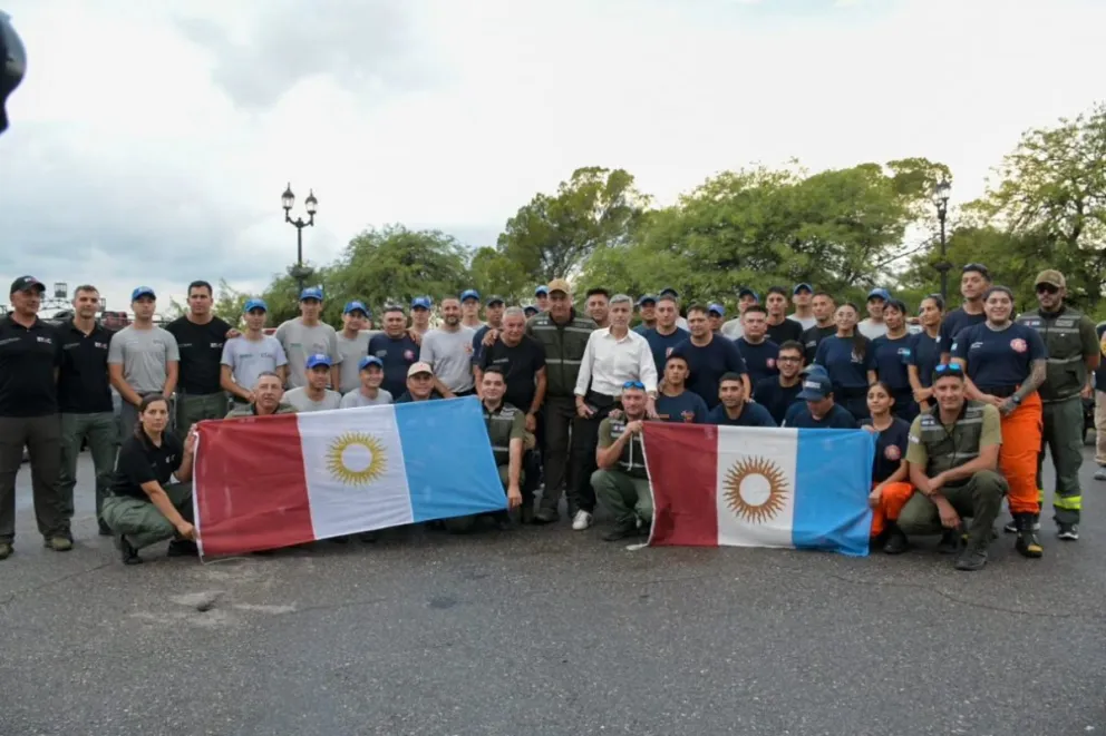 La ayuda federal se hace presente ante el fuego que avanza descontrolado.