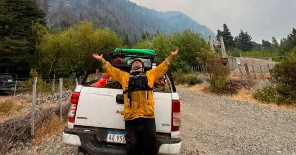 Alegría por la llegada de la lluvia cerca de las 15. Fotografías de Yani Castillo publicadas por Fm Cordillerana 99.5 de Junín de los Andes.